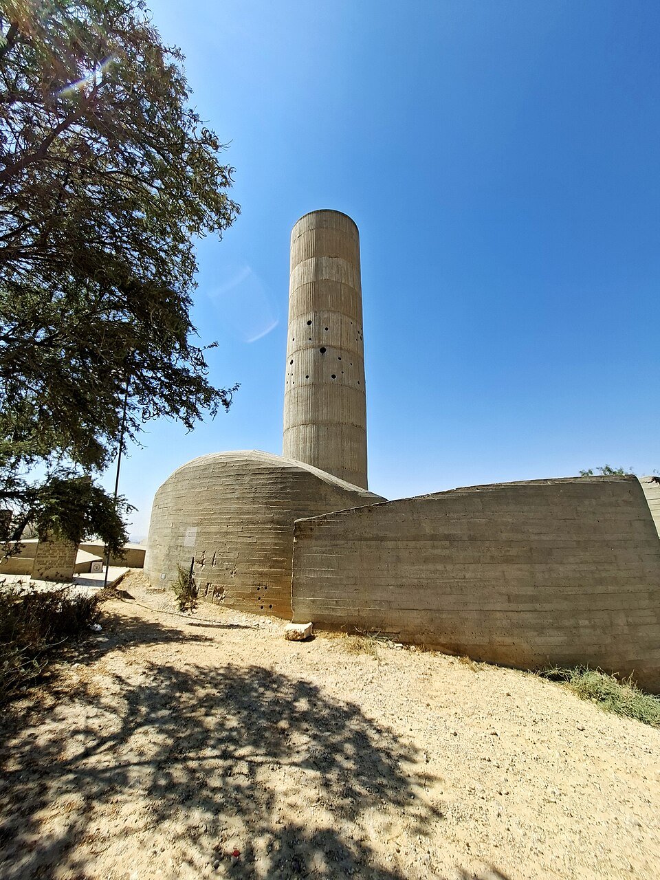 המגדל והכיפה של אנדרטת הנגב, מבנים שאפשר להיכנס אליהם ולטפס עליהם