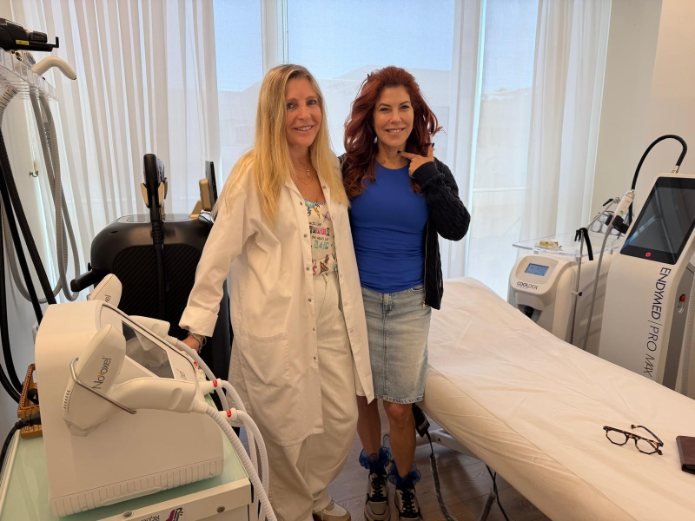 ג׳ודי ניר מוזס בטיפול הידוק הצוואר בקליניקה של ד״ר להבית אקרמן בהרצליה פיתוח | צילום: יח"צ