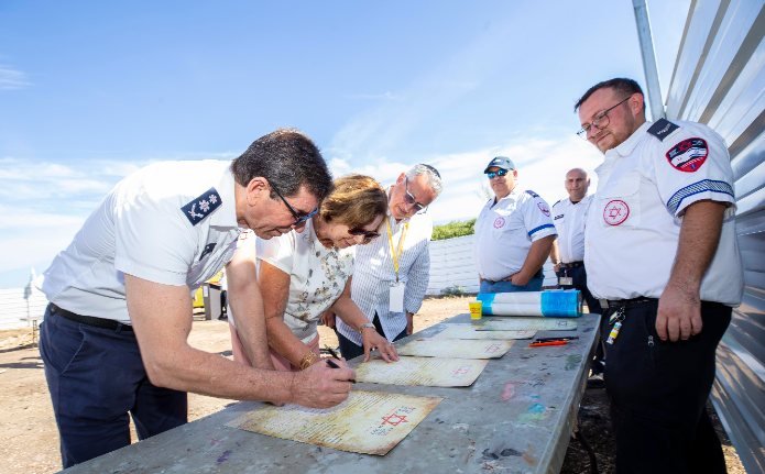 החתימה על מגילת היסוד של התחנה (צילום: שגיב כהן)