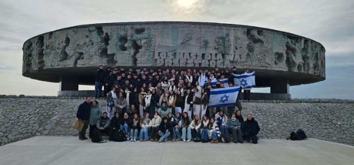 תלמידי תיכון שער הנגב בתמונה קבוצתית באחד מאתרי ההנצחה בפולין | צילום: דור וייצמן
