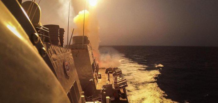 המשחתת האמריקאית USS Carney מיירטת טילים וכטב"מים חות'ים בים האדום, 19 באוקטובר 2023. צילום: U.S. Navy, ויקישיתוף, נחלת הכלל