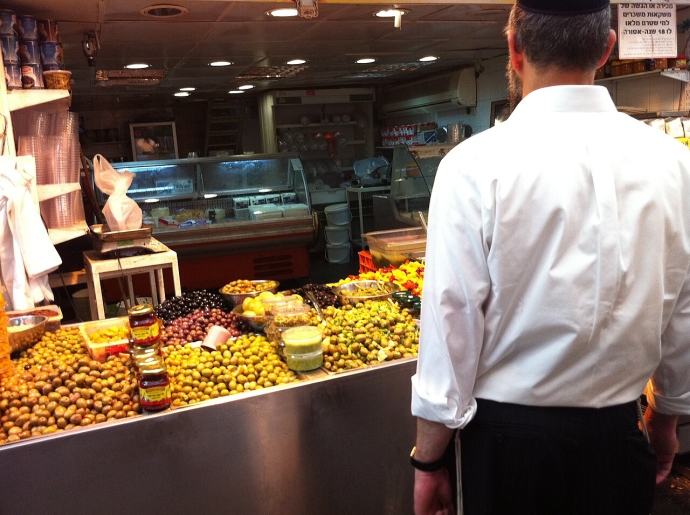 דוכני הפירות הצבעוניים של שוק מחנה יהודה