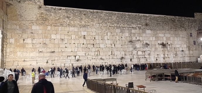 רחבת הכותל המערבי בשעות הערב