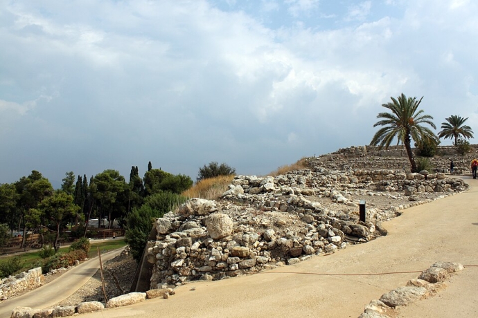 שרידי מבנים ומזבח עגול בתל מגידו
