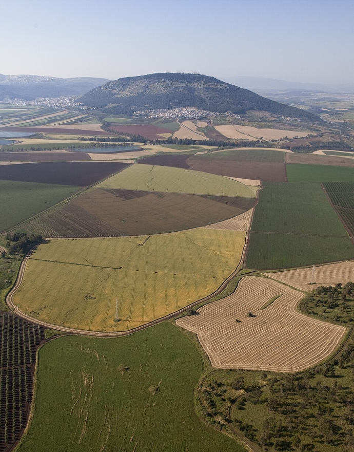 מבט מהאוויר על הר תבור והשדות של עמק יזרעאל