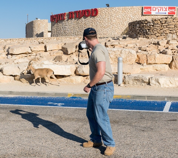 יעל ליד מרכז המבקרים במצפה רמון