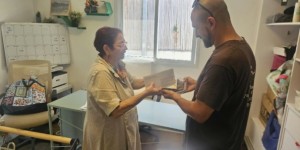 לקראת חגי תשרי: עמותת "משפחה אחת" מחלקת תלושי מזון בשווי רבע מיליון שקלים למשפחות שכולות ולפצועים נתינה לקראת החג. צילום: משפחה אחת