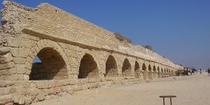 אתרים ארכיאולוגיים עם ילדים: המדריך המשפחתי המלא – מקיסריה ובית שאן ועד מצדה, בית גוברין, תל דן והרודיון אמת המים הרומית של קיסריה נמתחת לאורך חוף הים, אחד האתרים הארכיאולוגיים הנגישים ביותר למשפחות | צילום: צילום: ד