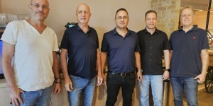 שיא: ישראל צפויה לייצא כ-170 אלף טון אבוקדו בעונת 2026/27 מימין לשמאל: אמיר בכר, דרור איגרמן, איתן צבי, שגב ירבעם ואיתי דומב בכנס אבוקדו גל למגדלי אבוקדו בצפון | צילום: אבוקדו גל