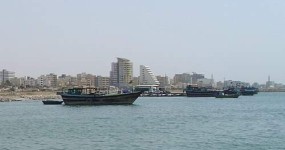 "משחק שחמט" על מחיר החבית: טהרן מרחיבה את המתקפות מעבר להורמוז סירות עץ מקומיות מתקרבות לחוף בנדר עבאס, עיר הנמל האיראנית שמול מצר הורמוז, בצילום שתועד בהפלגה מהאי קשם. | צילום: Petrus Adamus / ויקישיתוף, רישיון CC BY-SA 3.0 CZ