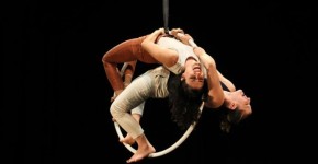 פסטיבל 'פלורסנט – ורטיגו ירושלים' הופך לראשונה לרב־תחומי יסמין גריב במופע BARELY | צילום: נטשה שחנס