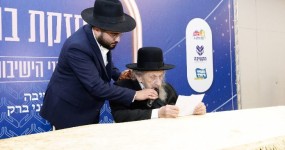 מאות ראשי ישיבות ומרביצי תורה בוועידת 'והחזקת בו' בבני ברק מרן ראש הישיבה הגאון הגדול רבי דב לנדו נושא דברים בוועידת