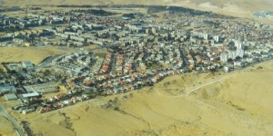 דימונה: הוכרז הזוכה במכרז למתחם מסחר ותעסוקה בשכונת אריק שרון מבט מלמעלה על דימונה. אילוסטרציה | צילום: Amos Meron / Wikimedia Commons, CC BY-SA 3.0