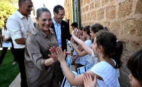 הנשיא הרצוג נטע עץ זית ביסוד המעלה, לצד העץ שנטע אביו ביקור נשיא המדינה יצחק הרצוג ורעייתו באחוזת דוברובין ביסוד המעלה. צילום: חיים צח, לע