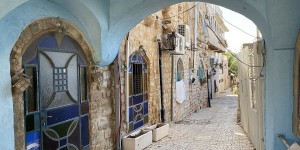 צפת, ראש פינה והרי מירון עם ילדים: המדריך המשפחתי המלא - מסמטאות העיר העתיקה ועד נחל עמוד, ברעם, תל חצור ושמורת הר מירון סמטה בעיר העתיקה של צפת, בין קשתות אבן ותריסים כחולים | צילום: צילום: שלמה רודד, ויקישיתוף, CC BY 2.5