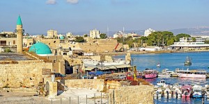 נמלים, מרינות וטיולי שיט עם ילדים: המדריך המשפחתי לכל מקום בישראל שבו עולים על סירה נמל עכו העתיק: סירות דיג עוגנות למרגלות חומות העיר הצלבנית | צילום: צילום: Dennis G. Jarvis, ויקישיתוף, CC BY-SA 2.0