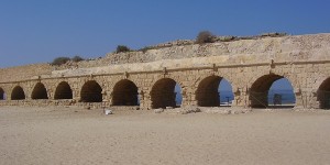חופים עם ילדים: המדריך המשפחתי המלא לחופי ישראל – מאכזיב ודור־הבונים ועד פלמחים, הכינרת וחוף האלמוגים אמת המים הרומית לאורך חוף קיסריה – חוף חול רחב שמשלב רחצה עם אתר עתיקות | צילום: צילום: ד״ר אבישי טייכר, ויקישיתוף, CC BY 2.5