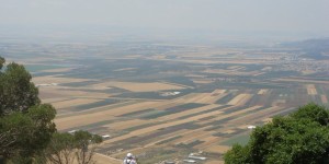 מצפורים ותצפיות נוף עם ילדים: המדריך המשפחתי המלא – מהארבל והחרמון ועד הכרמל, ירושלים, מצדה ומכתש רמון מטיילים בתצפית מהר תבור אל עמק יזרעאל הפרוש למטה | צילום: someone10x, ויקישיתוף, CC BY 2.0