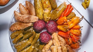 במקום על האש: מגשי גבינות ודגים מעושנים נכנסים לסוכה מגוון מגשי האירוח של