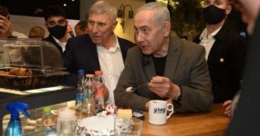 פעם שלישית בגרג: נתניהו עצר לקפה הפוך בסניף בקריית אתא ראש הממשלה בנימין נתניהו בסניף קפה גרג בקריית אתא | צילום: יח