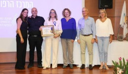 אתי שטרית מ"שהם" בפרדס חנה זכתה בפרס הצטיינות ארצי מצטייני חטיבת המרכזים הרפואיים הממשלתיים בטקס שהתקיים במרכז הרפואי הלל יפה בחדרה | צילום: צילום: קטרינה גרינברג