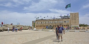 אתרי מורשת קרב ומוזיאוני צבא עם ילדים: המדריך המשפחתי המלא – מלטרון וחצרים ועד אנדרטת הנגב, גבעת התחמושת ועתלית אתר יד לשריון בלטרון, במצודת המשטרה הבריטית ששימשה שדה קרב ב-1948 | צילום: צילום: MathKnight, ויקישיתוף, CC BY 4.0