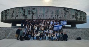 "אנחנו יכולים לבחור מה לעשות עם הזיכרון": המסע לפולין של שער הנגב תלמידי תיכון שער הנגב בתמונה קבוצתית באחד מאתרי ההנצחה בפולין | צילום: דור וייצמן