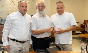 העמידו תלמידים הרבה: אות מגן למנהלי הת"ת ובית הספר באשקלון שפרשו לאחר שנים רבות טקס הענקת אות מגן למנהלי הת