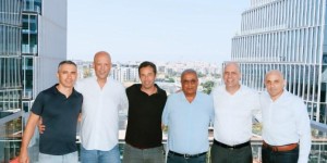 'אב-גד' ו'ברק פיננסים' מקימות חברת בת: 'אב-גד בעיר' תתמחה בהתחדשות בניינית במרכז הארץ מימין: שי מימוני, קובי גרדי, מיכאל רצון, ראם רצון, יוסי ברק, עודד רצון. צילום: איל אפרתי