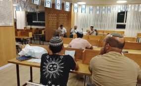 חיבור של מסורת, קהילה ועשייה: ערב סליחות מרגש ועוצמתי התקיים בשכונת ממשית בדימונה ערב הסליחות בשכונת ממשית בדימונה. צילום: באדיבות תנועת אור