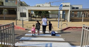 חוזרים ללימודים בבטחה: מד"א מחדדים את הנחיות הבטיחות לקראת פתיחת שנת הלימודים עוברים את הכביש בבטחה. צילום: דוברות מד