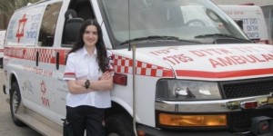 "הסתכלתי במראה והבטחתי שאני יוצאת מזה": הנערה שנלחמה על חייה והיום מצילה חיים של אחרים מיכל שמיס, מגישת עזרה ראשונה במד