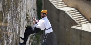 סוכות 2026 בעיר העתיקה: סנפלינג מהחומות, מנהרת הזמן במערת צדקיהו וחיזיון אור-קולי בשער הקדום סנפלינג מחומות העיר העתיקה בירושלים. צילום: יעל הרמן