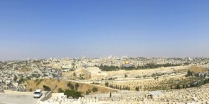 ירושלים עם ילדים: המדריך המשפחתי המלא - מהעיר העתיקה ומגדל דוד ועד גן החיות התנ"כי ושוק מחנה יהודה ירושלים עם ילדים: מבט על העיר העתיקה מהר הזיתים