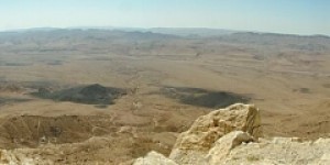 מכתש רמון והנגב עם ילדים: המדריך המשפחתי המלא - ממצפה רמון ושדה בוקר ועד עין עבדת מכתש רמון והנגב עם ילדים - תצפית על המכתש (צילום: SuperJew, ויקישיתוף, רישיון CC BY-SA 3.0)