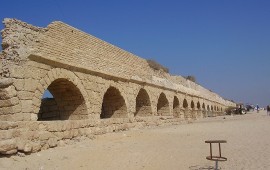 אתרים ארכיאולוגיים עם ילדים: המדריך המשפחתי המלא – מקיסריה ובית שאן ועד מצדה, בית גוברין, תל דן והרודיון אמת המים הרומית של קיסריה נמתחת לאורך חוף הים, אחד האתרים הארכיאולוגיים הנגישים ביותר למשפחות | צילום: צילום: ד