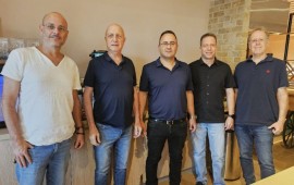 שיא: ישראל צפויה לייצא כ-170 אלף טון אבוקדו בעונת 2026/27 מימין לשמאל: אמיר בכר, דרור איגרמן, איתן צבי, שגב ירבעם ואיתי דומב בכנס אבוקדו גל למגדלי אבוקדו בצפון | צילום: אבוקדו גל