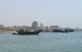 "משחק שחמט" על מחיר החבית: טהרן מרחיבה את המתקפות מעבר להורמוז סירות עץ מקומיות מתקרבות לחוף בנדר עבאס, עיר הנמל האיראנית שמול מצר הורמוז, בצילום שתועד בהפלגה מהאי קשם. | צילום: Petrus Adamus / ויקישיתוף, רישיון CC BY-SA 3.0 CZ