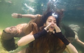 ״עיר על מים סוערים״: התערוכה השנתית החדשה במוזיאון העיר תל אביב אילת כרמי ומירב הימן, ״הסירנות של כיכר ביאליק״ – עבודת וידאו חדשה שצולמה בכיכר ביאליק | צילום: יח״צ