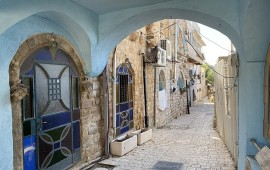 צפת, ראש פינה והרי מירון עם ילדים: המדריך המשפחתי המלא - מסמטאות העיר העתיקה ועד נחל עמוד, ברעם, תל חצור ושמורת הר מירון סמטה בעיר העתיקה של צפת, בין קשתות אבן ותריסים כחולים | צילום: צילום: שלמה רודד, ויקישיתוף, CC BY 2.5