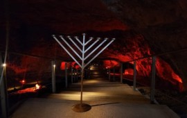 חנוכה בירושלים: חשמונאים במערת צדקיהו ועל טיילת החומות חנוכייה במערת צדקיהו בירושלים | צילום: פמ
