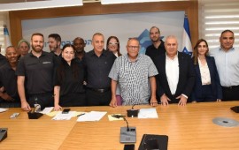 הסכם קיבוצי ראשון לעובדי מינהל אכיפה וזרים ברשות האוכלוסין מעמד חתימת ההסכם הקיבוצי לעובדי מינהל אכיפה וזרים | צילום: צילום: יסמין גיל, דוברות ההסתדרות