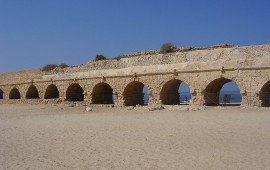 חופים עם ילדים: המדריך המשפחתי המלא לחופי ישראל – מאכזיב ודור־הבונים ועד פלמחים, הכינרת וחוף האלמוגים אמת המים הרומית לאורך חוף קיסריה – חוף חול רחב שמשלב רחצה עם אתר עתיקות | צילום: צילום: ד״ר אבישי טייכר, ויקישיתוף, CC BY 2.5