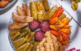 במקום על האש: מגשי גבינות ודגים מעושנים נכנסים לסוכה מגוון מגשי האירוח של