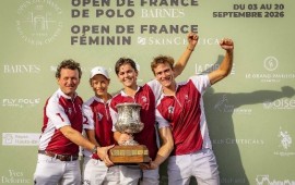 U.S. Polo Assn מסכמת עונת פולו אירופית: חסות בארבעה טורנירים מובילים מנצחי Barnes French Open, קבוצת Kazak, עם הגביע במועדון הפולו דו דומיין דה שנטיליי בצרפת | צילום: U.S. Polo Assn