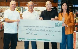 טיב טעם גייסה כ-102 אלף שקל למען המרכז הרפואי לוינשטיין מימין: אביבית לוי נעים, ארז מלצר, חגי שלום ויוסי שליו באירוע העברת התרומה | צילום: אייל אפרתי