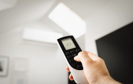 כל מה שחשוב לדעת על מזגן עילי: המדריך המעשי לבית אלט התמונה: מזגן בחדר ידלים | צילום: קרדיט התמונה: Jakub Zerdzicki באתר PEXELS