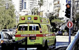 רוכב אופנוע נפצע בתאונה בדרך לוד ברמת גן; שניים פונו לבתי חולים אמבולנס של מד