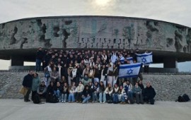 "אנחנו יכולים לבחור מה לעשות עם הזיכרון": המסע לפולין של שער הנגב תלמידי תיכון שער הנגב בתמונה קבוצתית באחד מאתרי ההנצחה בפולין | צילום: דור וייצמן