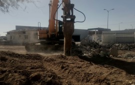 בעל תחנת דלק באילת פלש לאדמת מדינה ופונה פקחי רשות מקרקעי ישראל בסיוע משטרת אילת, השלימו הבוקר את פינוי הפלישה של בעל תחנת דלק צוף אילת. צילום: רשות מקרקעי ישראל